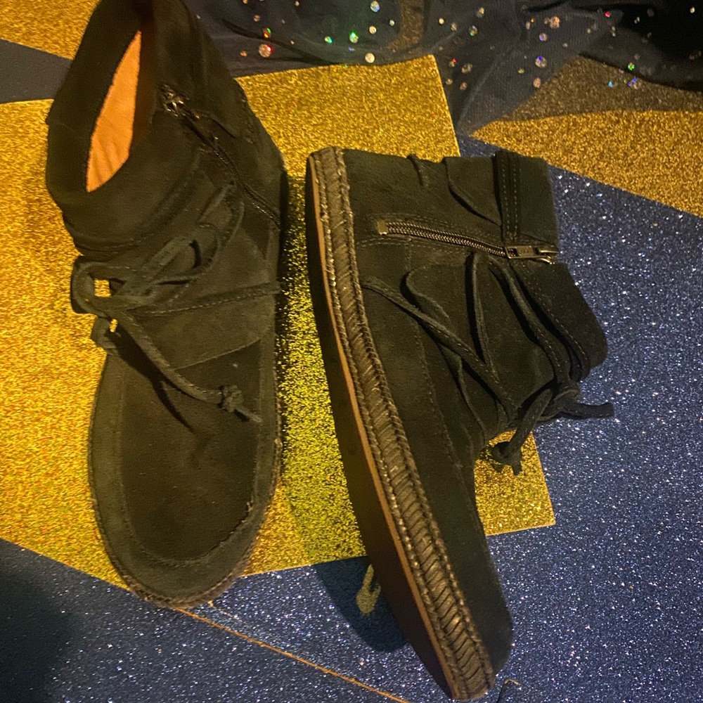 UGG SUEDE MOCASSIN SHEARLING STRAPPY WINTER Boots 8 GORG FLAW